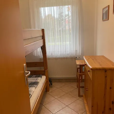 Luv & Lee, Wiek Apartamento